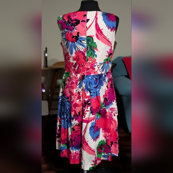 Curve Hugging Vibrant Floral V-Neck Sleeveless Dress - Picture 7 of 7